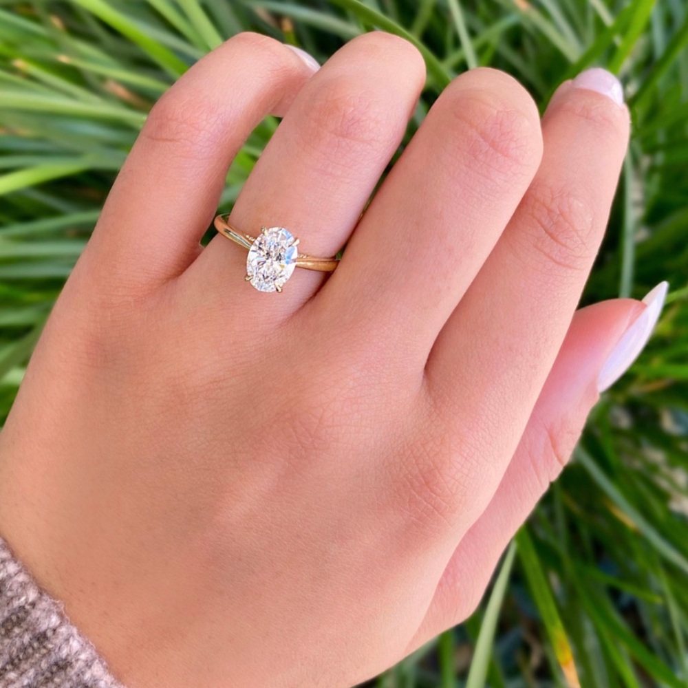 Elegant 18K Yellow Gold Ring with Oval Diamond